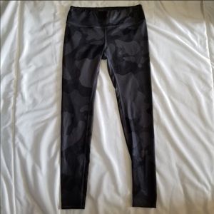 Alo yoga camo leggings